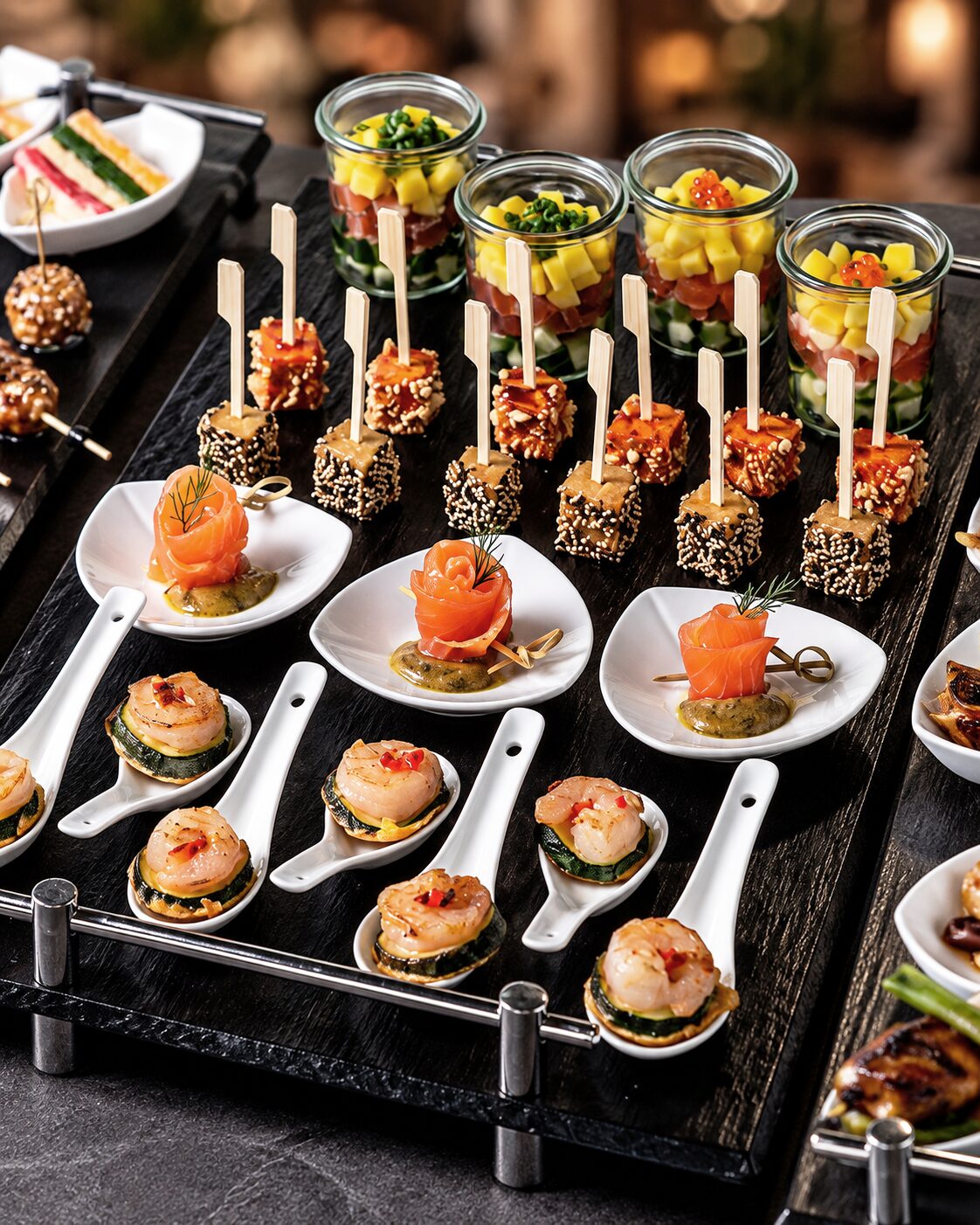 Asian Fingerfood auf eleganten Servierplatten